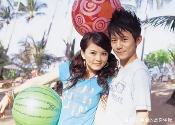 李湘晒与何炅23年前旧照，身材纤细修长，当初她是如何出圈的？