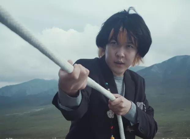 姜思达露背长裙引热议，本人对此有何回应？