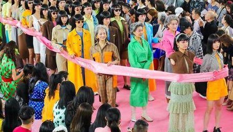 90后断臂女孩登上时装周走秀,现场的观众对此有何表示?