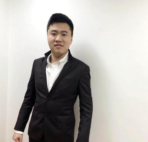 英雄联盟峡谷之巅的第一个王者终于诞生了,网友:不打职业真可惜