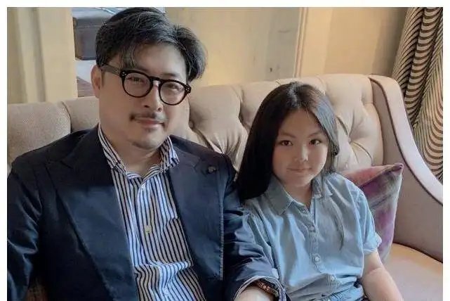 王岳伦晒女儿迪士尼游玩照，王诗龄现在出落得怎么样了？