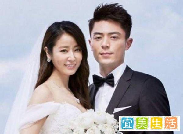 林心如与闺蜜开心聚会，霍建华紧挨妻子笑开颜，夫妻感情好