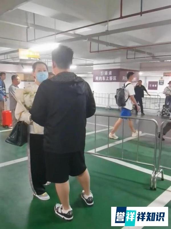 赵本山女儿今日大婚，马丽娟携儿子到达北京，拎爱马仕贵气满满