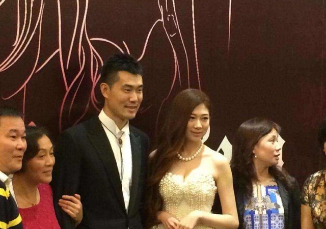 和超模妻子很恩爱，36岁王仕鹏身价过亿，如今近况如何？
