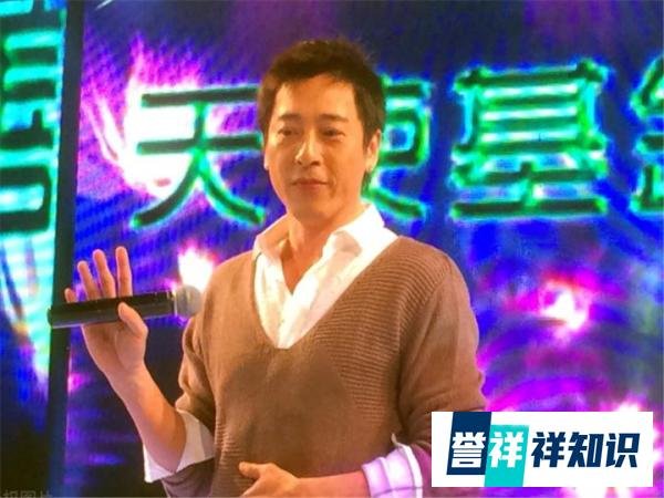 吕颂贤和现任妻子的感人爱情：相爱后富婆阻挠，不动摇一颗真心