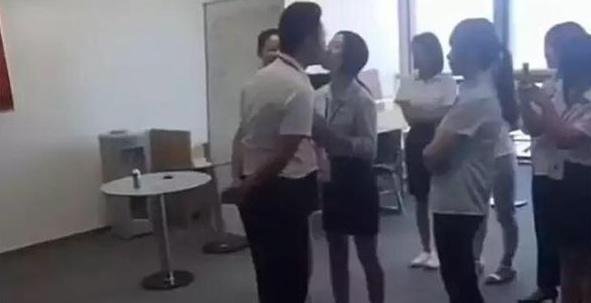 太奇葩了，公司规定女员工必须每天排队吻老板，这老板太……