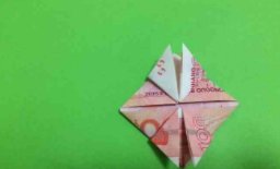 河南郑州一司机在公交车上捡到月饼盒打开全是百元现金,司机是怎么做的?