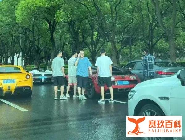 全球仅4台超跑布加迪强行加塞撞上宝马!