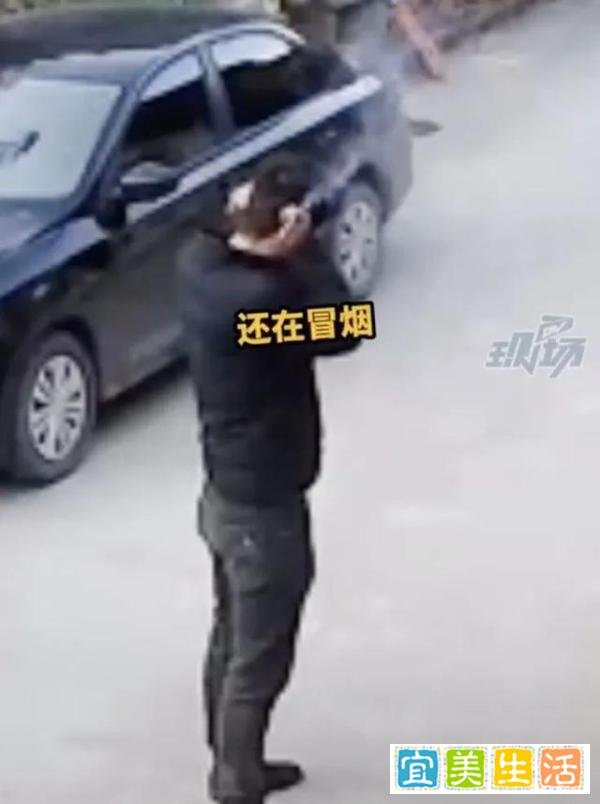 男子放鞭炮误扔打火机拿炮捂耳朵 这是咋情况？