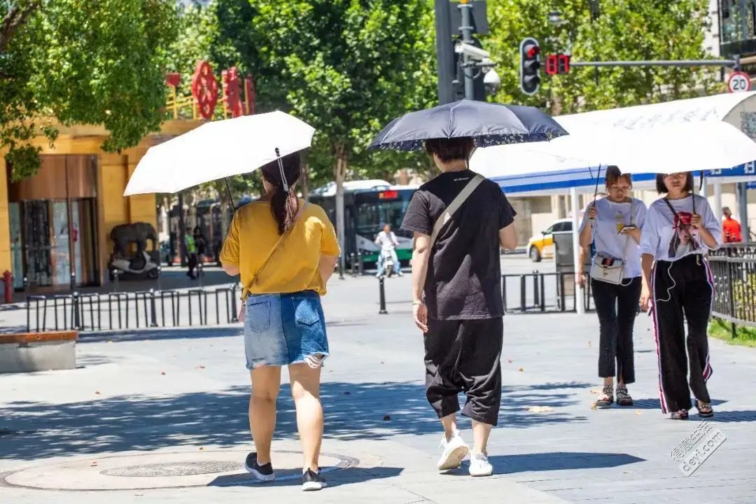 辽宁吉林等地有暴雨，南方高温天气热度难消，为何会有如此大的反差？