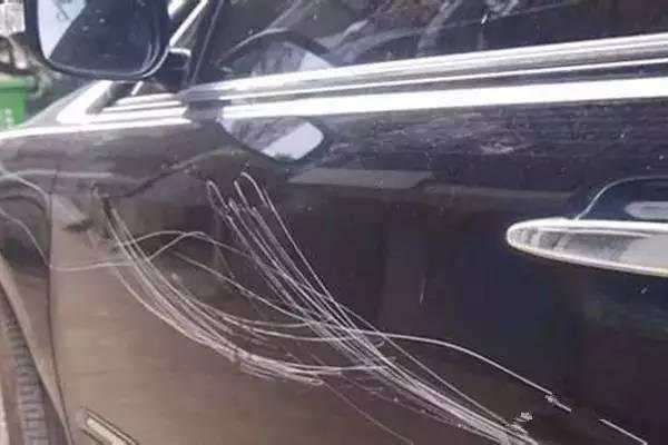 浙江一初中生刮坏汽车，车主惩罚其写试卷，怎样看待此种惩罚方式？