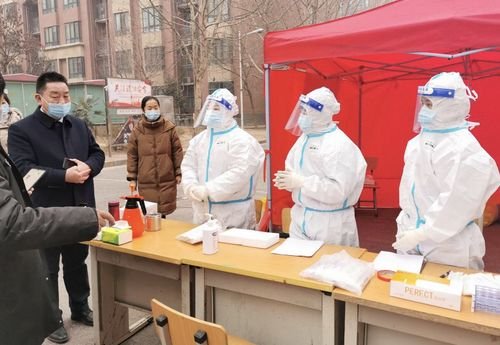 郑大校花翻墙私会男友导致千人隔离,校方是如何回应此事的?
