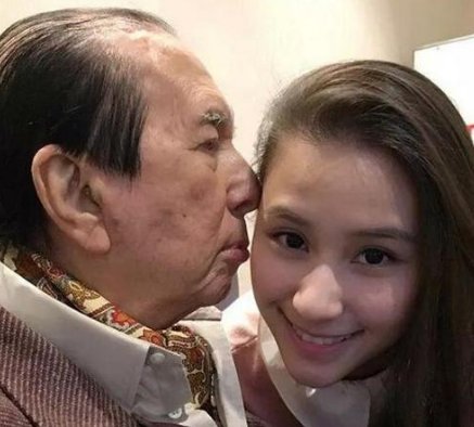 赌王女儿何超莲晒1000万游艇，有钱人的世界是啥样的？