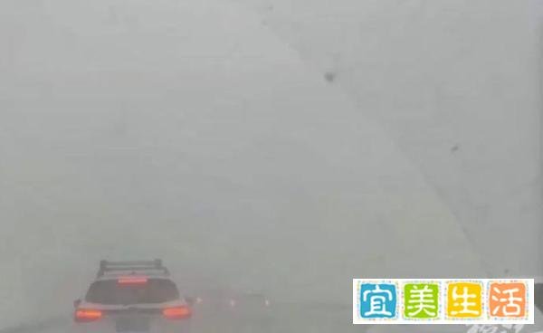 5万人小县倾城接待 2万多游客滞留