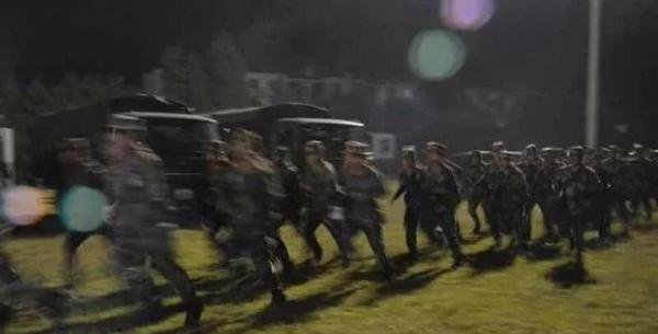 军长叫来500士兵砸场子,警察局长吓得不敢动,起因竟是一个杯子