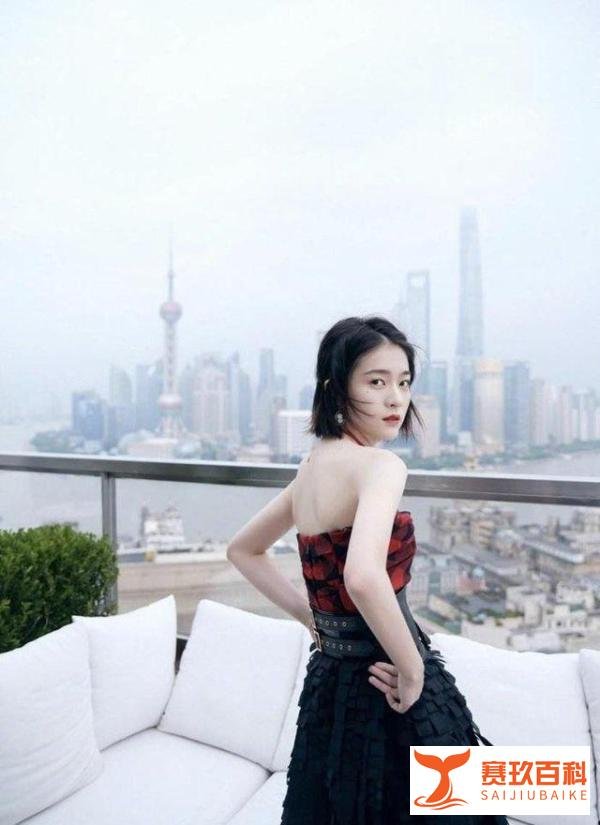 她无意间把妹妹带进了演艺圈，今妹妹火遍全国，她却早已鲜为人知