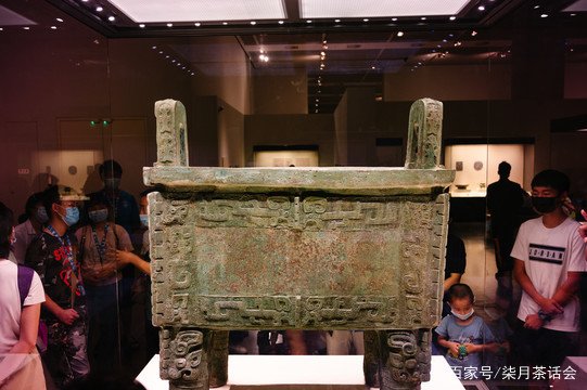 河南出土的商代文物“司母戊鼎”是用哪种材料制成的？