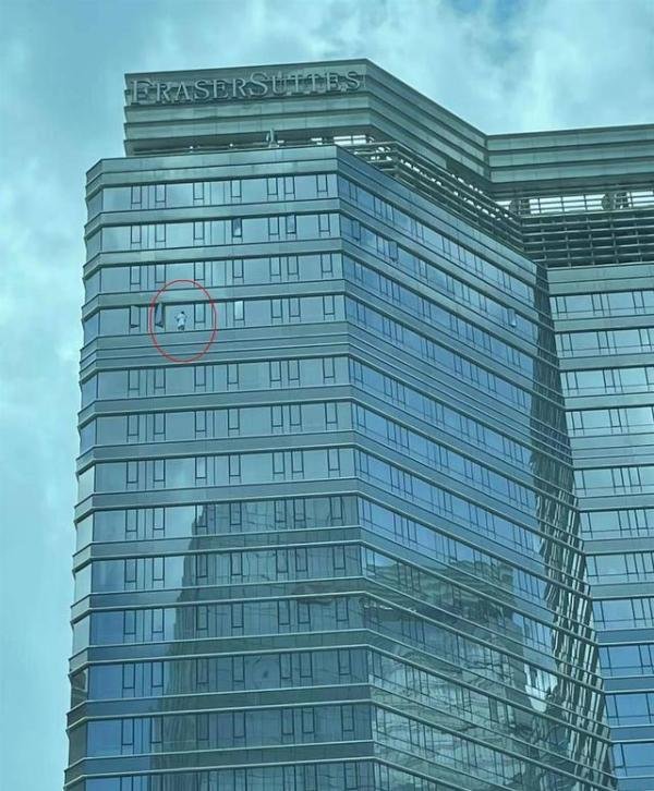 穿浴袍站楼外女生发声:会重新生活