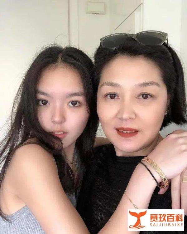 李咏55岁冥寿，妻子哈文晒郁金香忆亡夫，母女长居美国陪伴他