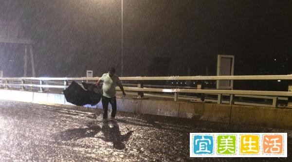 香港极端天气情况至少维持至今晚12时