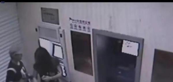 “有本事打死我！”辽宁女子银行取钱遇劫匪，因拒交2000块，被当场一枪爆头