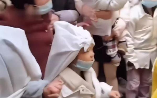 有人登门想领养江西身亡夫妻留下的8个孩子，家人：一个都不能少