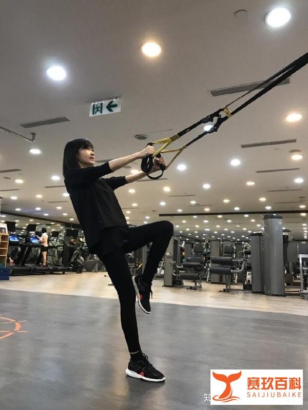 51岁周慧敏穿运动装晒健身照，不光脸嫩，连身材都停在少女时期