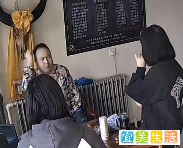 3名16岁女生欲文身遭工作人员拒绝