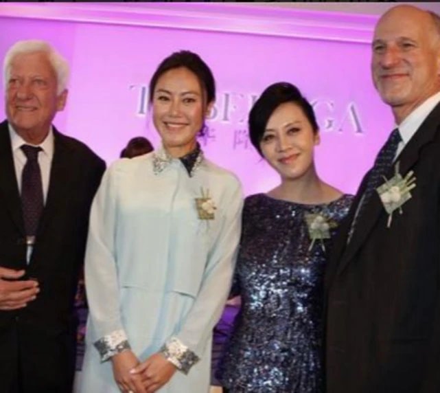 香港名媛抱5个月女儿自杀，为何会突然选择自杀？