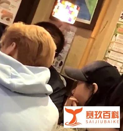 鹿晗关晓彤聚餐再被网友偶遇，关晓彤依偎鹿晗身旁小鸟依人
