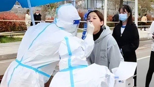 男子为好玩,将核酸结果P图为尿性,如何看待这一做法?他会被怎样处罚呢?