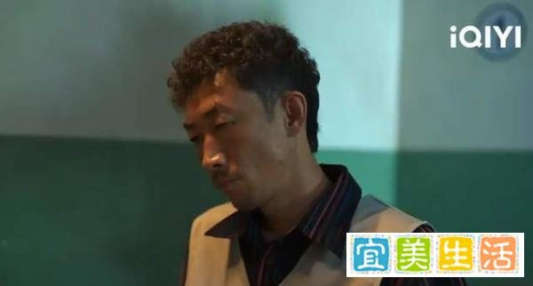 《狂飙》疯驴子走红后，与粉丝亲切合照，角色与实际年龄相差太远