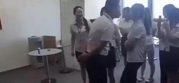 太奇葩了，公司规定女员工必须每天排队吻老板，这老板太……
