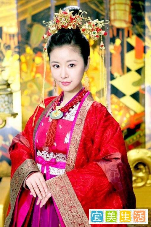没有本科学历就直接硕士毕业？林心如晒出毕业照，遭网友质疑！