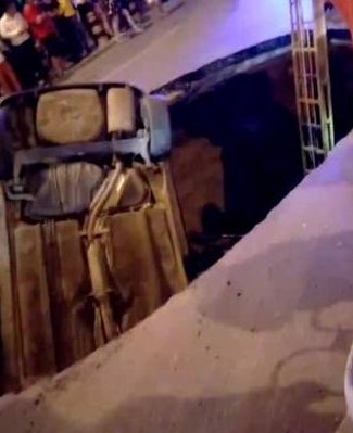 北京西二旗大街路面塌陷一辆车掉进去了？