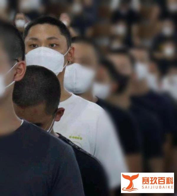 李到晛入伍近况照曝光！提拔为大队勤务，寸头+小麦肤色又呆又Man