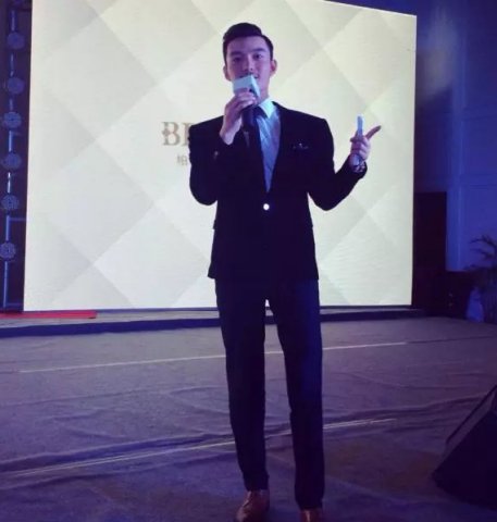 小默先生是谁？
