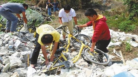 成都上百辆小黄车为什么遭＂活埋＂？