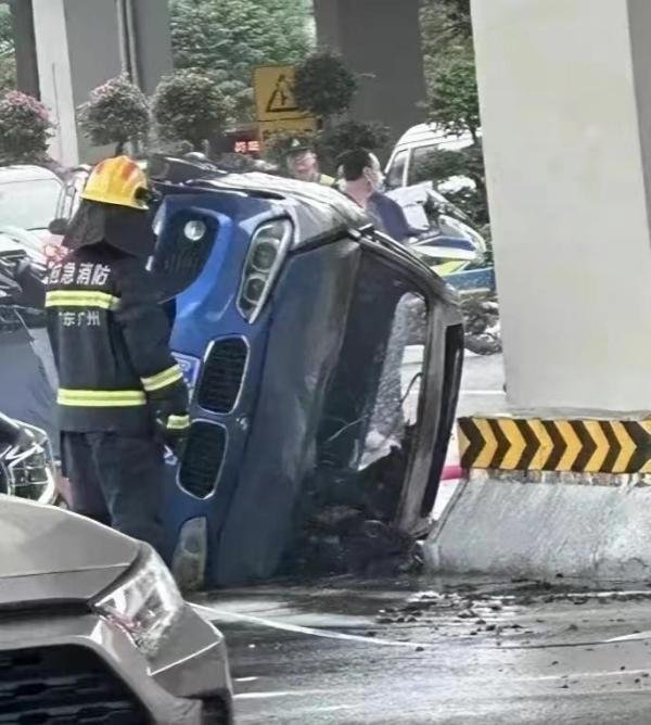 广州宝马侧翻起火后续,行车记录仪曝光,司机身份大白