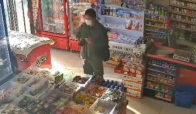 山东店主着急送孩子误把顾客锁店里,这是怎么回事?