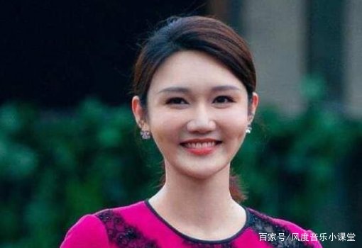 央视主持人龙洋晒近照，身材单薄似纸片人，纤细腰肢仅有巴掌大，你怎么看?