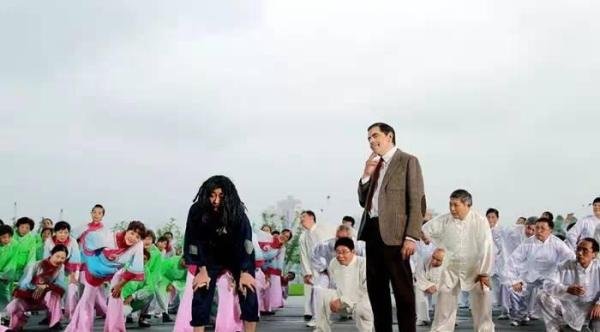 热视频丨看腻了中国大妈的广场舞,来看憨豆先生的“饿货拳”