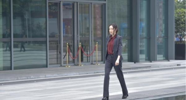 厌世脸！长腿杀！《蛋黄人》范立美 演技里的高级质感扑面而来