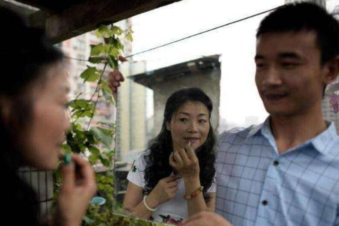 34岁男子抛妻弃子执意与52岁大妈结婚,男子不懂事,大妈也不懂事吗?