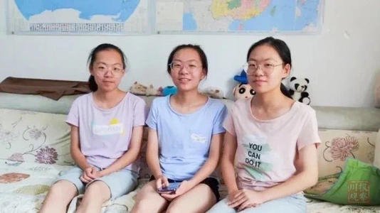 三胞胎姐妹同时被川大录取,她们的家庭教育如何?